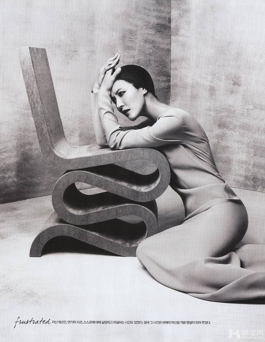 金素妍诠释黑白经典复古时尚美