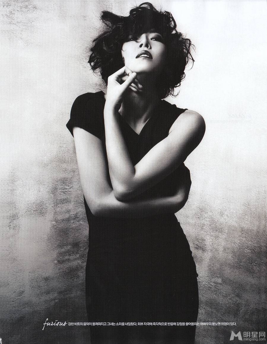 金素妍诠释黑白经典复古时尚美