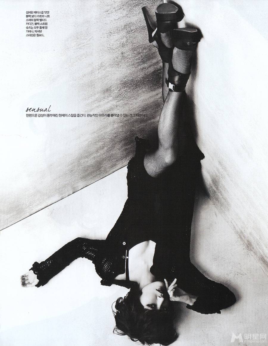 金素妍诠释黑白经典复古时尚美