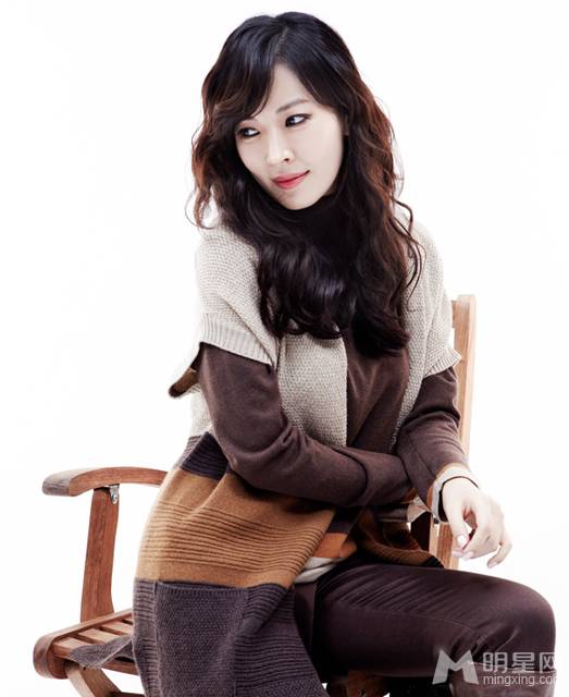 金素妍尽展现代时尚办公女郎写真