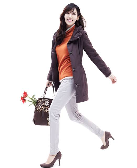 金素妍尽展现代时尚办公女郎写真