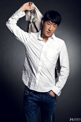 内地男演员于震衬衫牛仔尽显休闲随性