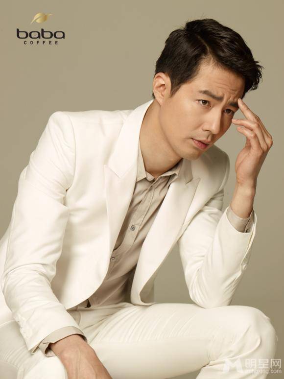 韩国男演员赵寅成英俊潇洒代言宣传照