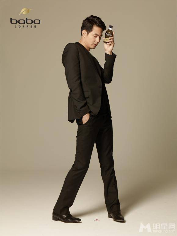 韩国男演员赵寅成英俊潇洒代言宣传照