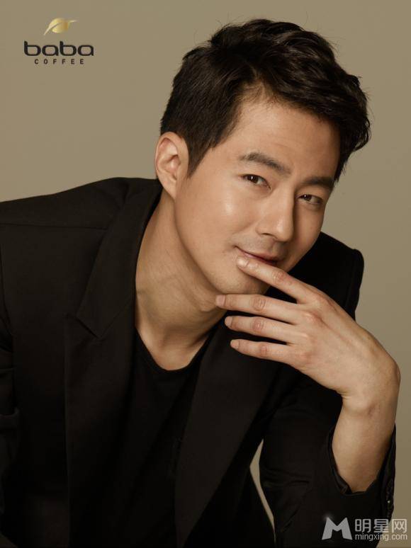 韩国男演员赵寅成英俊潇洒代言宣传照