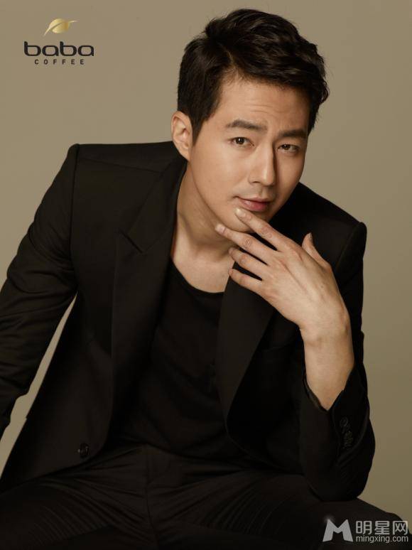 韩国男演员赵寅成英俊潇洒代言宣传照