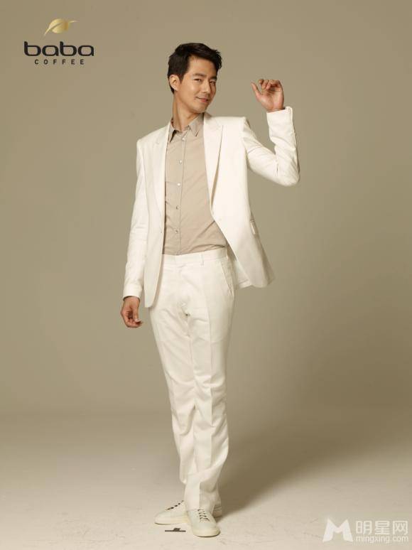 韩国男演员赵寅成英俊潇洒代言宣传照