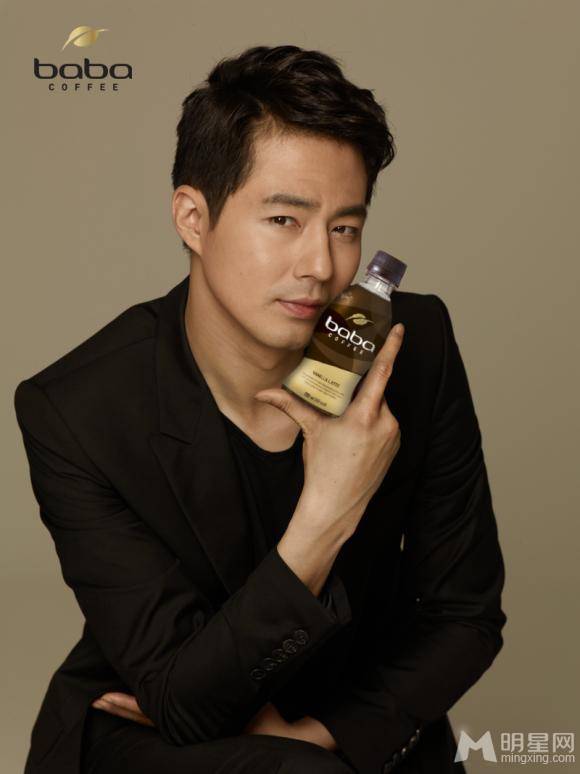 韩国男演员赵寅成英俊潇洒代言宣传照