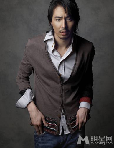 韩星赵寅成展熟男性感狂野魅力