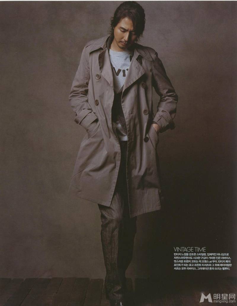 韩星赵寅成展熟男性感狂野魅力