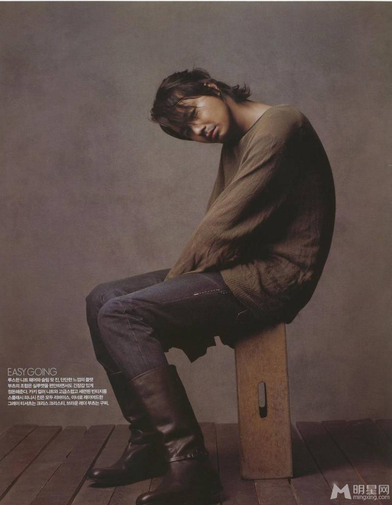 韩星赵寅成展熟男性感狂野魅力