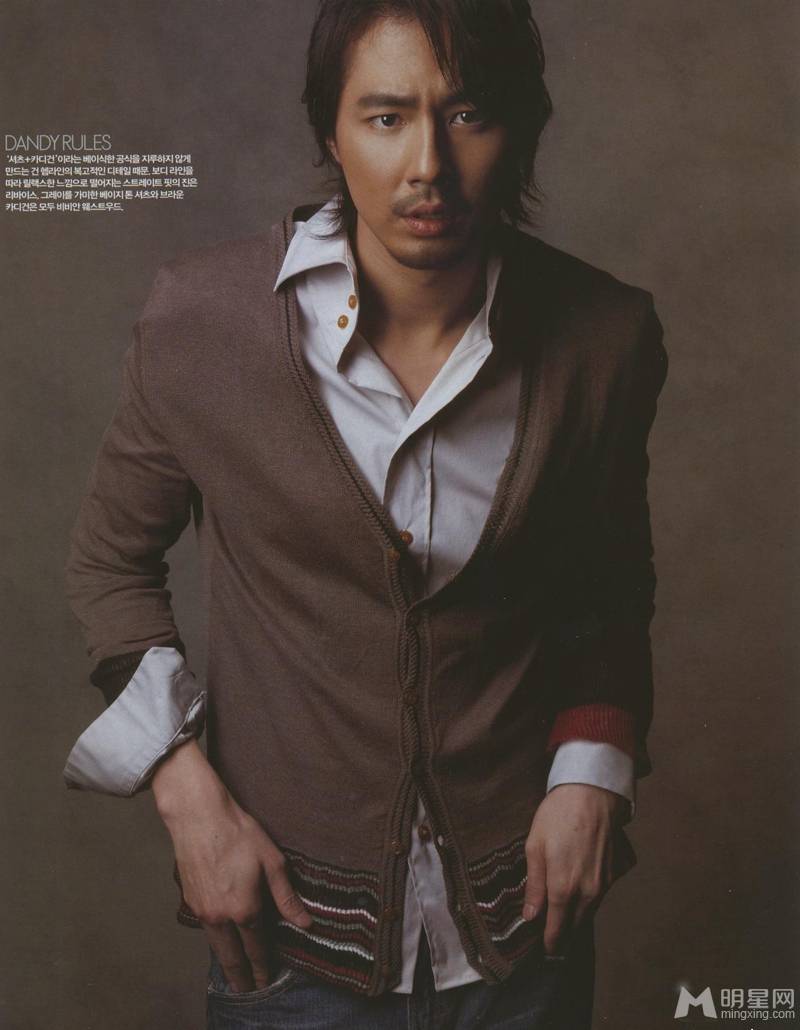 韩星赵寅成展熟男性感狂野魅力