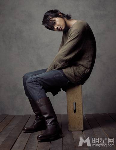 韩星赵寅成展熟男性感狂野魅力