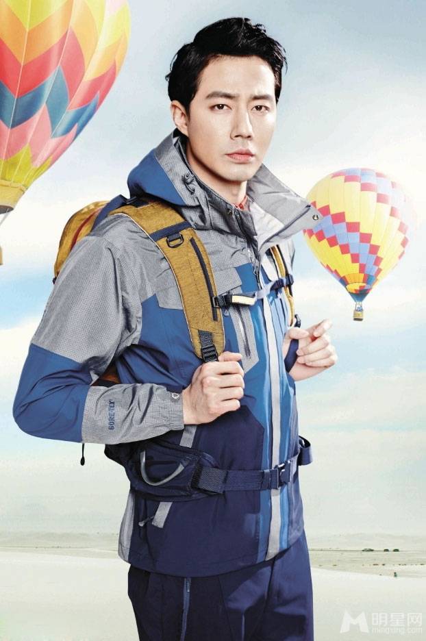 赵寅成春夏时尚运动装扮尽显俊朗帅气写真