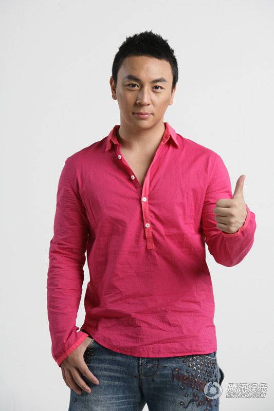 中国男演员释小龙尽展阳光帅气写真