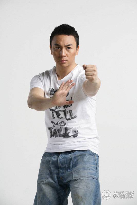 中国男演员释小龙尽展阳光帅气写真