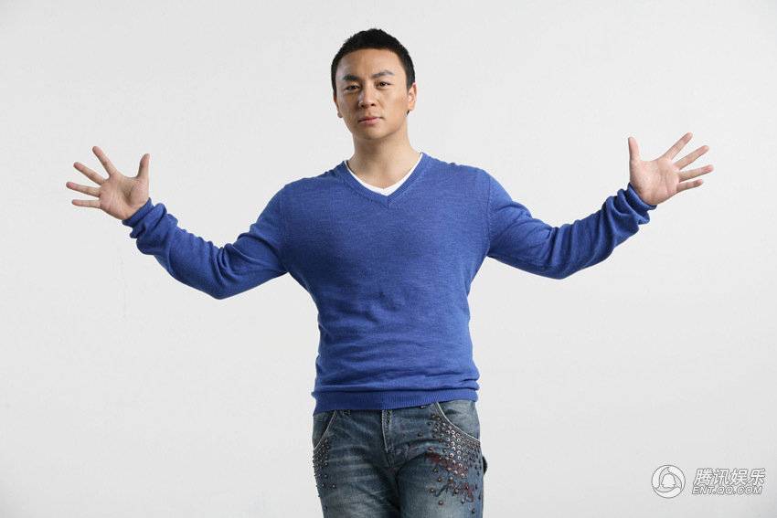 中国男演员释小龙尽展阳光帅气写真