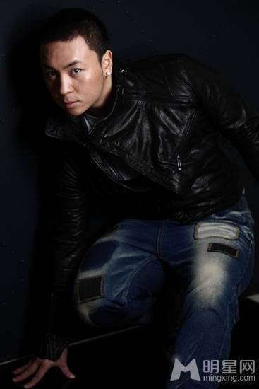 释小龙散发成熟稳重魅力帅照