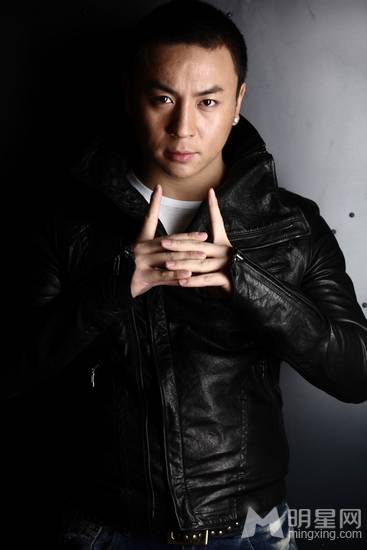 释小龙散发成熟稳重魅力帅照