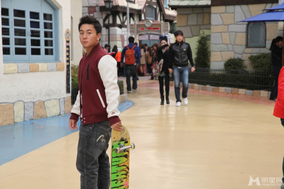 释小龙散发成熟稳重魅力帅照