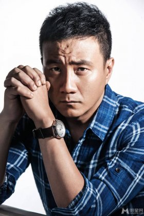 内地男明星胡军西服尽显成熟绅士风度