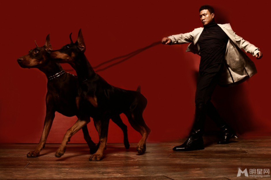 内地男演员胡军演绎潇洒雅痞形象