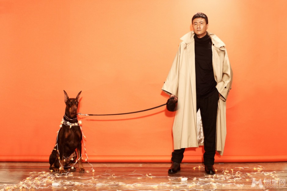 内地男演员胡军演绎潇洒雅痞形象