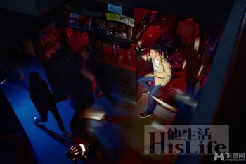 胡军夜店拉奏小提琴举杯醉饮写真