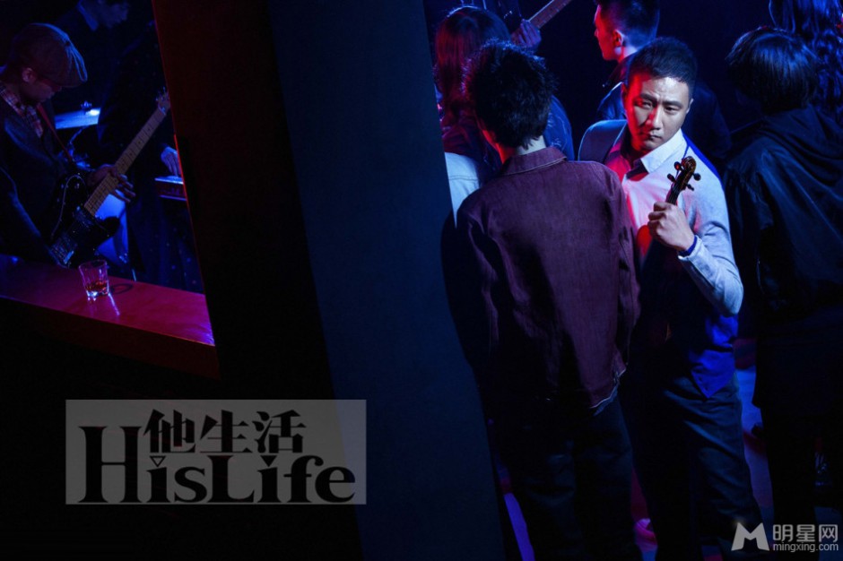 胡军夜店拉奏小提琴举杯醉饮写真