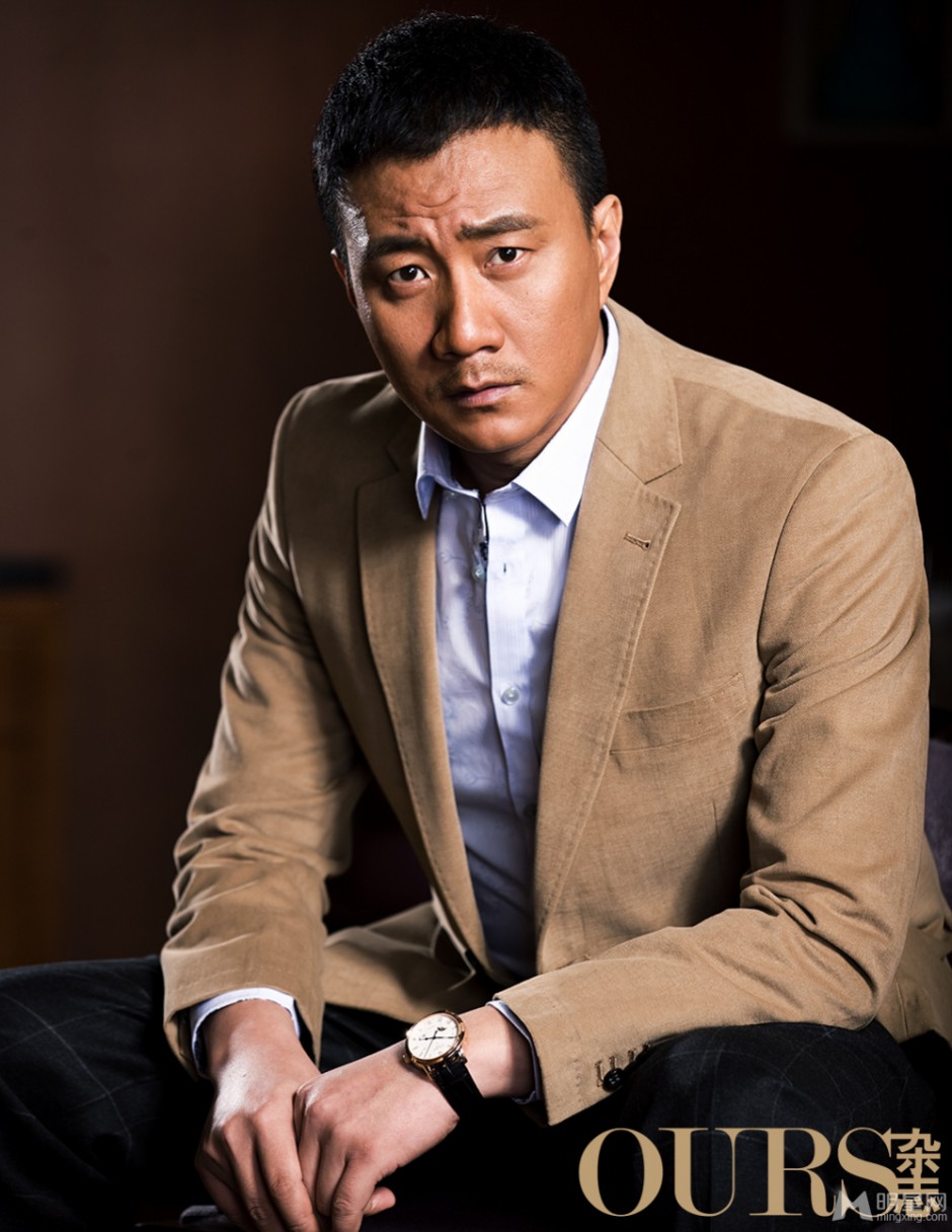 型男胡军冷峻眼神彰显大哥范儿
