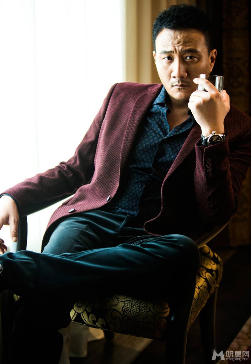 胡军时尚西服装扮尽显酷帅魅力