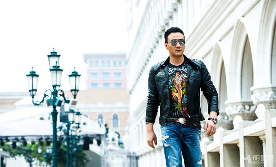 胡军时尚西服装扮尽显酷帅魅力