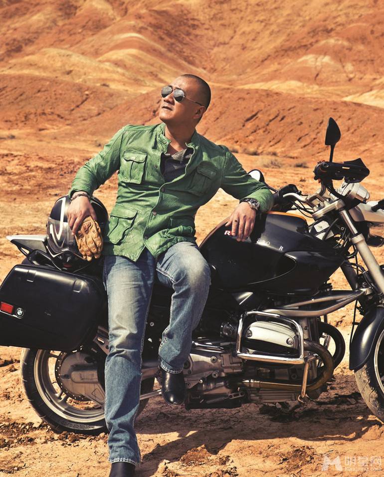 胡军沙漠拍摄狂野魅力写真大片