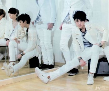 EXO成员黄子韬尽显花美男形象照