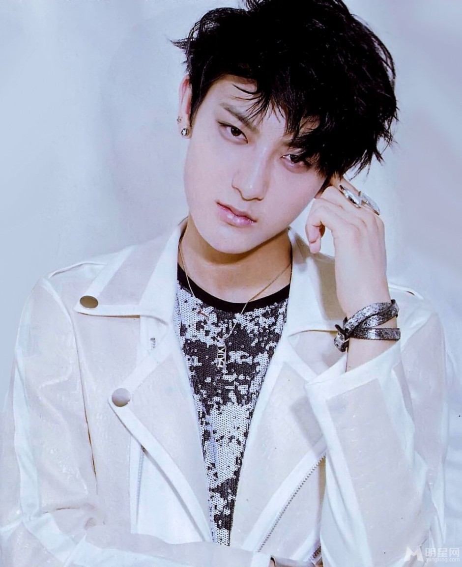EXO成员黄子韬尽显花美男形象照