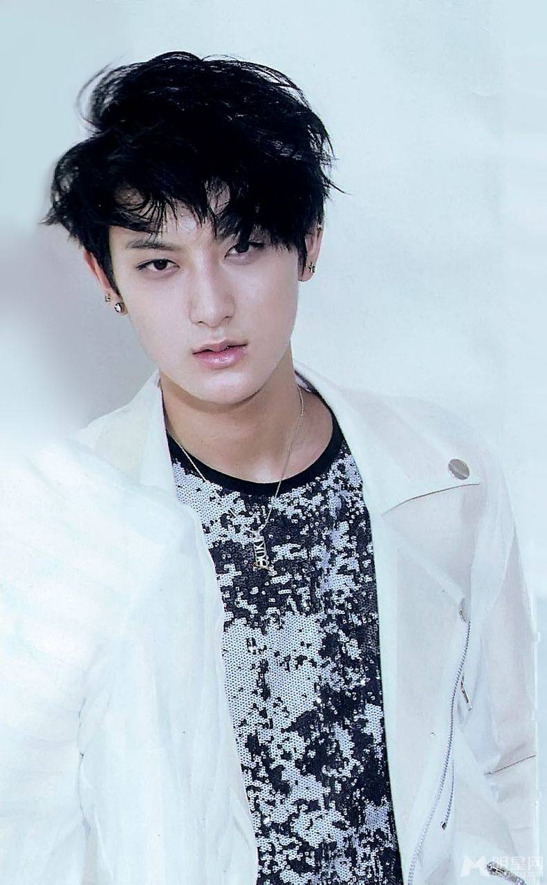 EXO成员黄子韬尽显花美男形象照