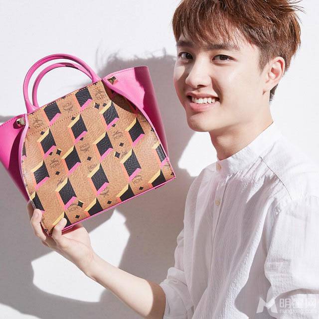 男子组合EXO成员张艺兴搞怪卖萌照