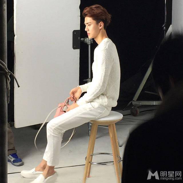 男子组合EXO成员张艺兴搞怪卖萌照