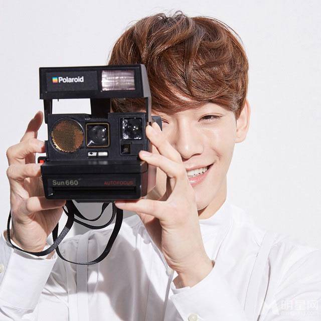 男子组合EXO成员张艺兴搞怪卖萌照