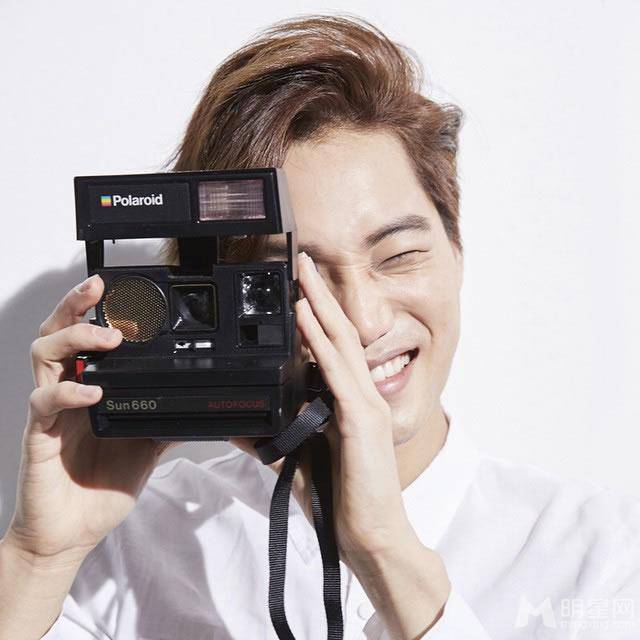 男子组合EXO成员张艺兴搞怪卖萌照