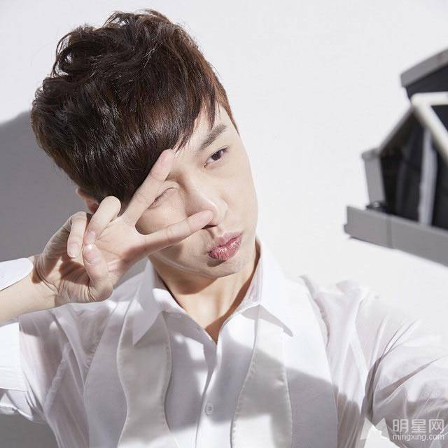 男子组合EXO成员张艺兴搞怪卖萌照