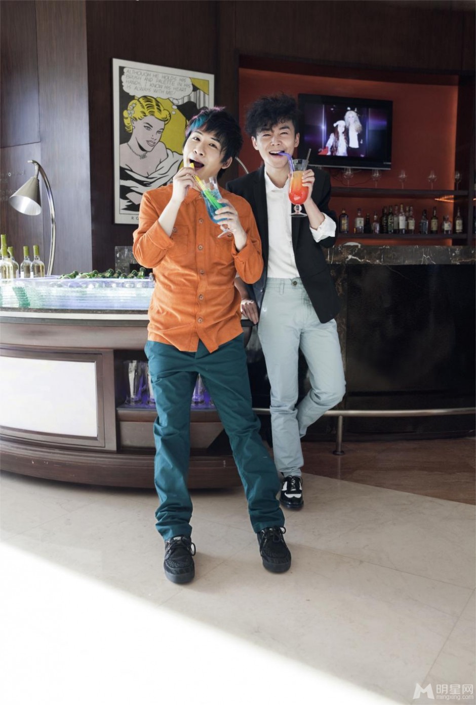 大张伟与沈凌拍摄逗趣搞怪美食写真