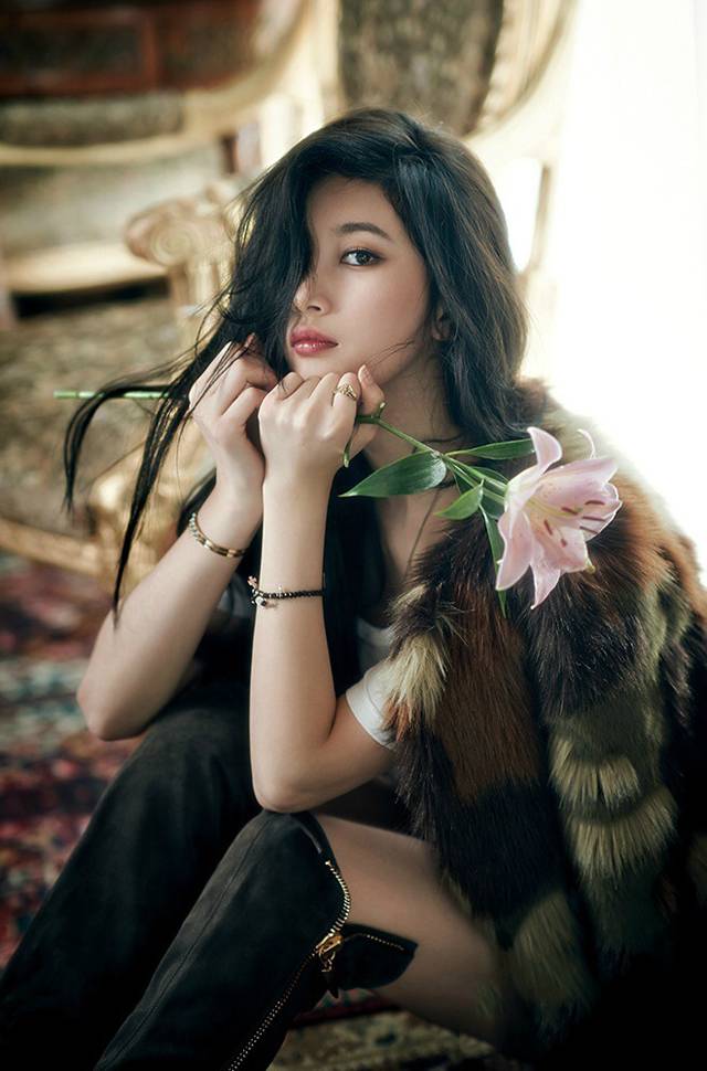 裴秀智尽显成熟女人魅力写真照