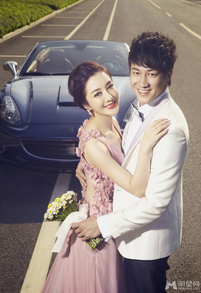 何润东李依晓演绎浪漫情侣写真大片