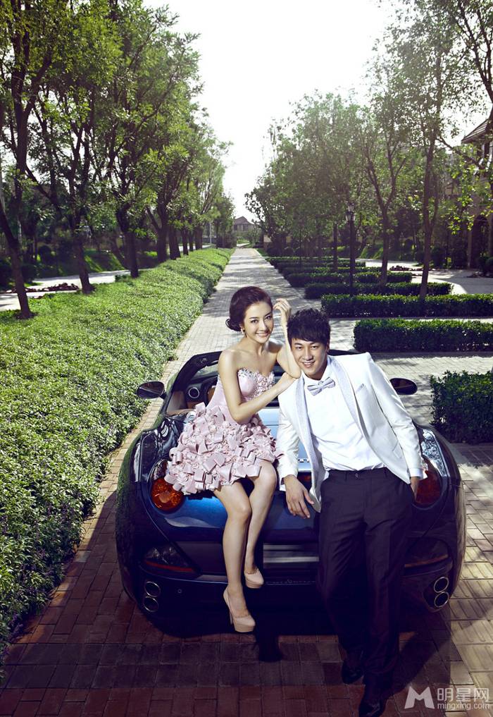 何润东李依晓演绎浪漫情侣写真大片