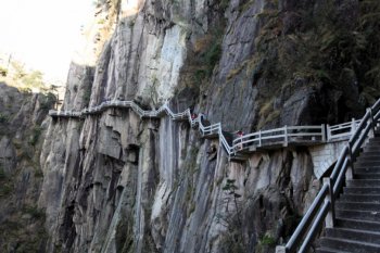 惊险刺激的悬崖栈道图片