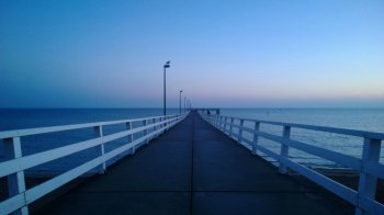 海边冷色系列清晨唯美桥图片