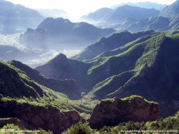云雾意境唯美山岭拍摄图片