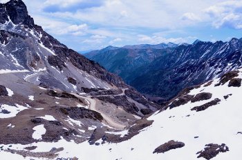 明媚意境雪景山路图片