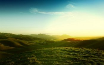 阳光普照高清桌面背景图片